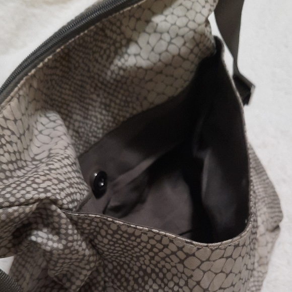 Travelon Shoulder Bag with Sophisticated Design - Picture 4 of 7